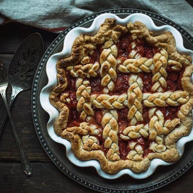 Deep Ruffled Pie Dish - touchGOODS